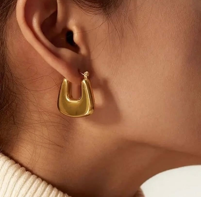 Chunky gold earring