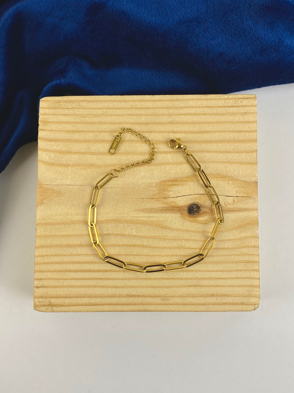 gold ropy bracelet