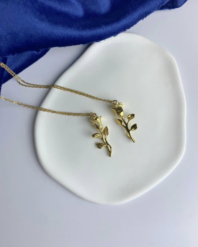 Gold rose necklace